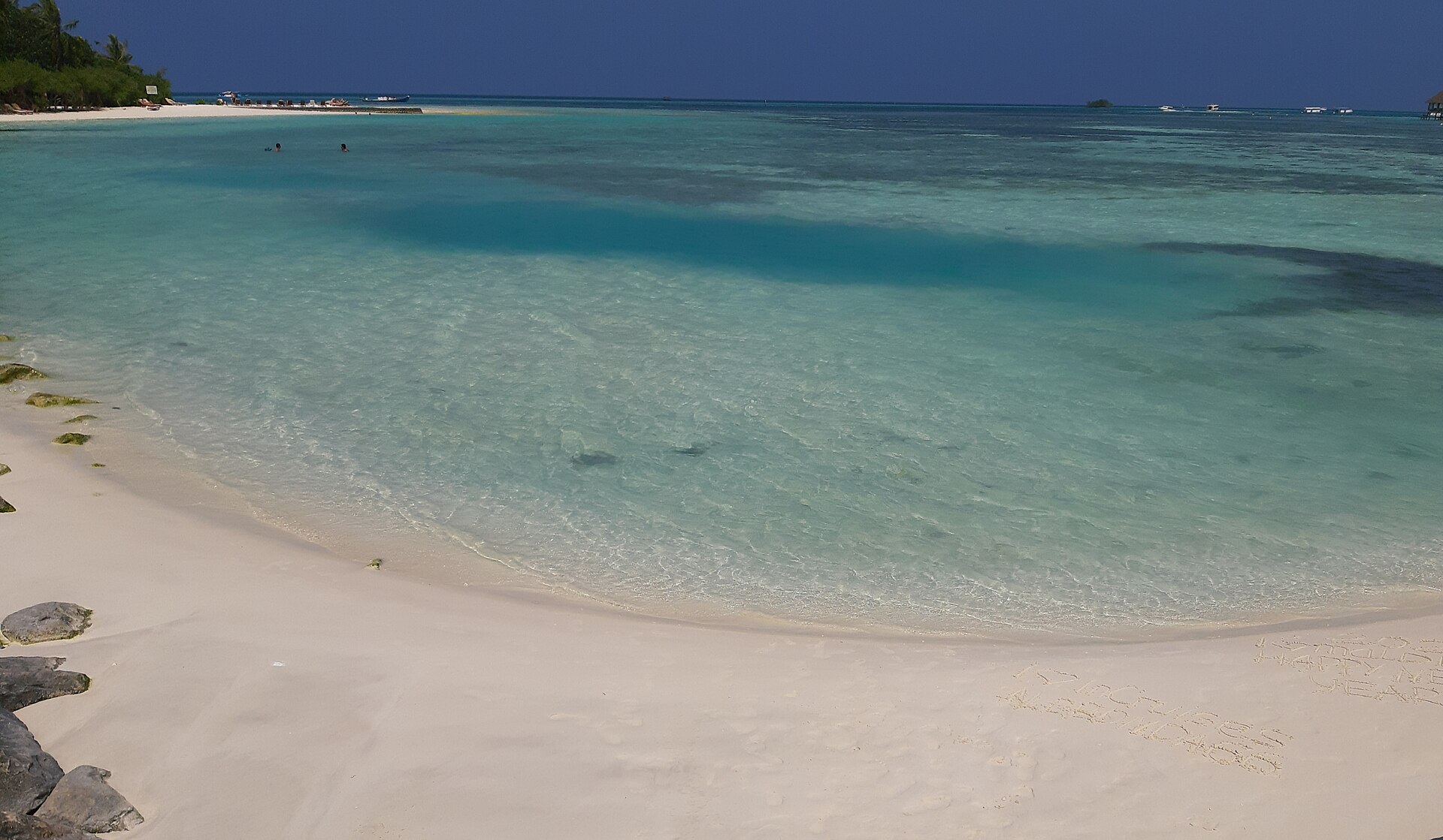 Aguas poco profundas y arena en Huraa, atolón de Malé Norte