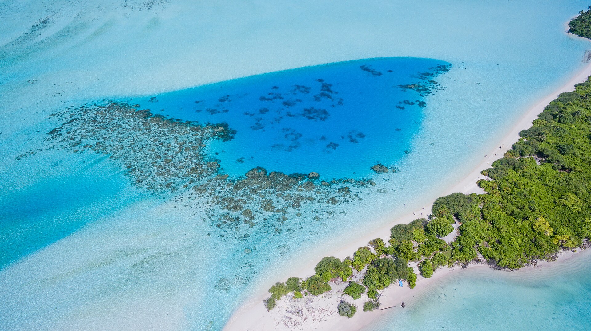 Luftaufnahme von Kudahuvadhoo im Dhaalu-Atoll