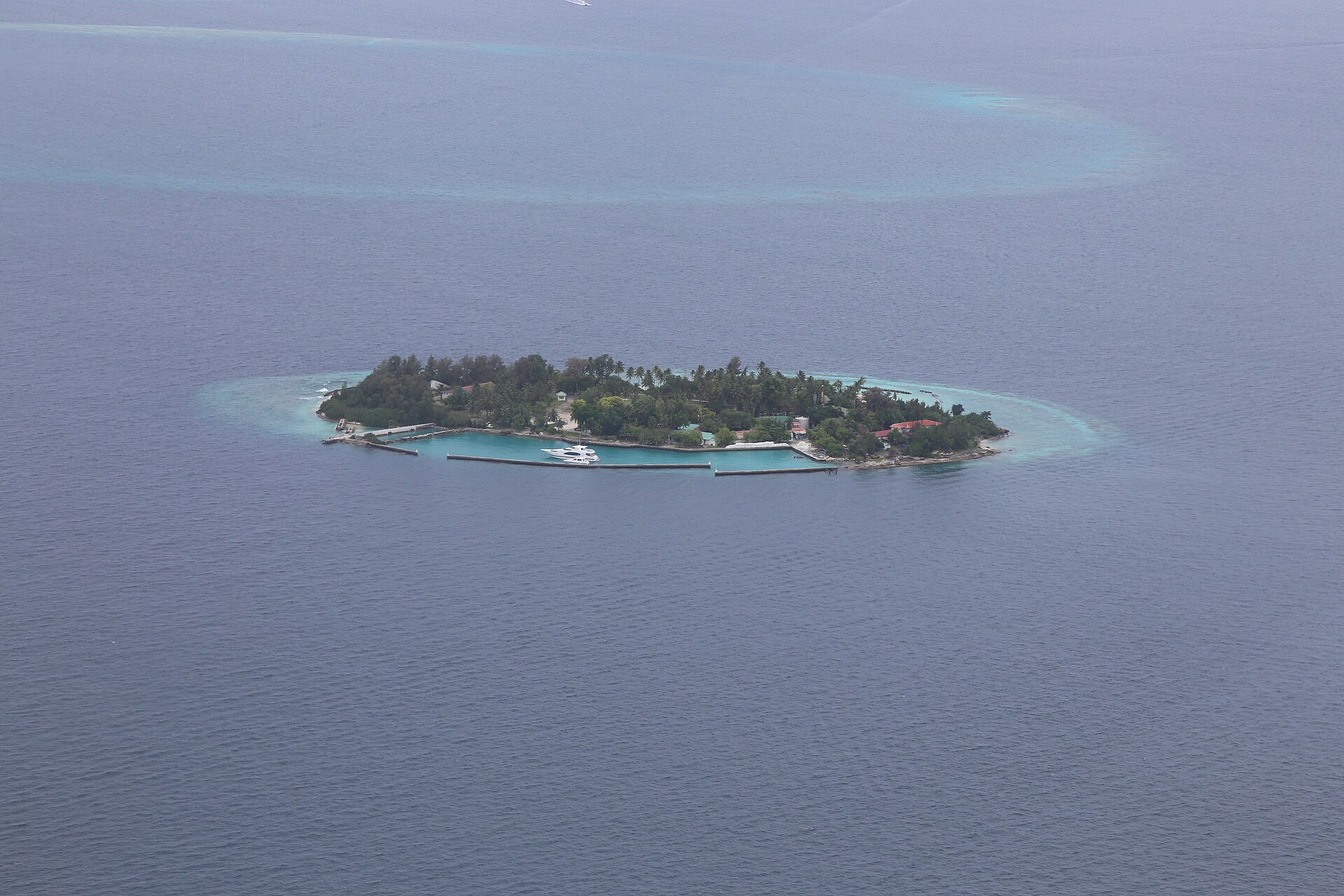 Una piccola isola corallina dell’atollo di Malé Nord vista dall’alto