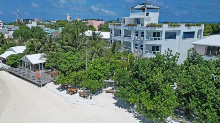 Rashu Hiyaa Hotel